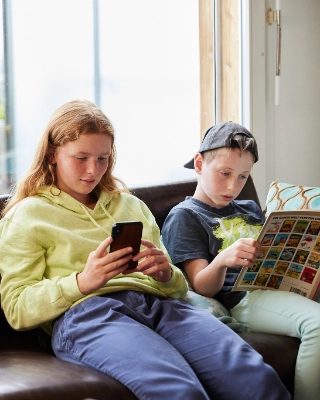 Ein junges Mädchen benutzt ihr Smartphone und surft im Internet.